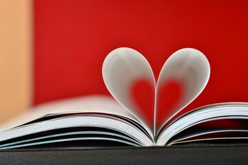 Libro abierto con la páginas curvadas en forma de corazón	
