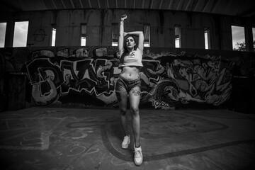 Chica actual moda joven ciudad verano casual españa sur sevilla