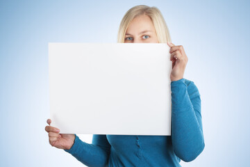 Frau h&auml;lt leere Tafel