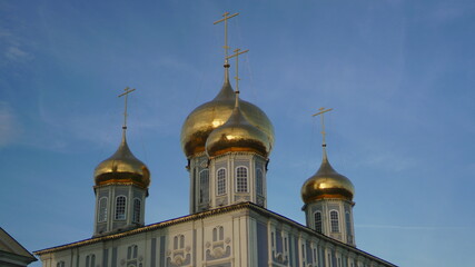 Fototapeta na wymiar golden domes of the orthodox church