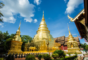 Naklejka premium Time lapse of golden pagoda in Wat Phrasingh , Chiangmai Thailand