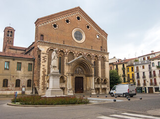 Fototapeta na wymiar Church of San Lorenzo and Square in Vicenza, Italy