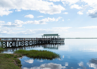 Fototapeta premium Gazebo on the water in a beautiful lake in South Florida. Bright, colorful nature background