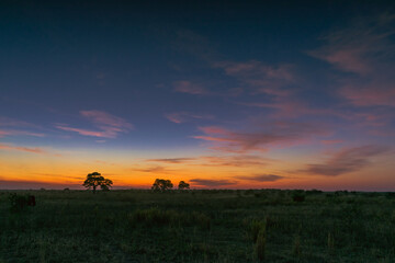 atardecer de campo con el sol ya puesto en horizonte