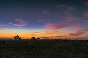 atardecer de campo con el sol ya puesto en horizonte
