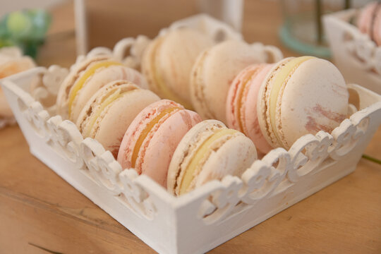 Macarrones colores pasteles en bandeja vintage