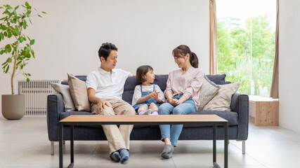 Fototapeta premium リビングで談笑する親子