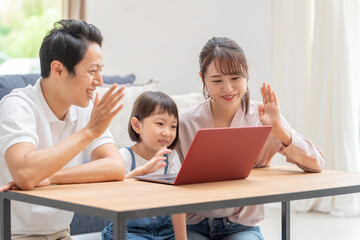 パソコンでテレビ電話をする親子