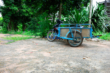 Motorcycle modified into a tricycle for carrying things