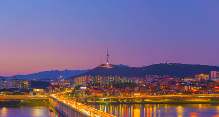 Fototapeta na wymiar view of traffic and sunset at Banpo Bridge, The Best View Of seoul city South Korea.