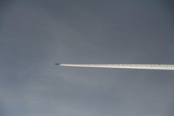 airplane in flight contrails