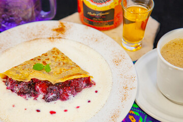 Postre Crepas de Fresa acompañadas por Licor del 43 Gastronomía