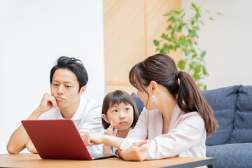 アジア人　仲良し親子　ポートレート