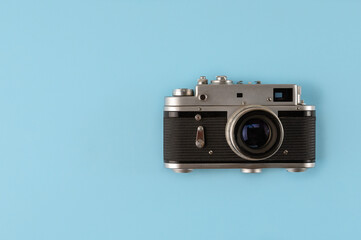 Fototapeta premium Retro photo camera on blue background, top view