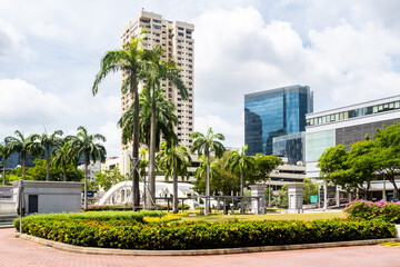 Plakat Singapore. Green Parliament Place with palm trees, Elgin Bridge and city skyline in the background.