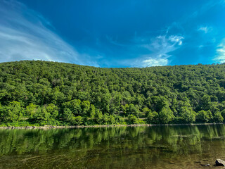 Fototapeta premium View of Mountain from the Banks of Delaware River