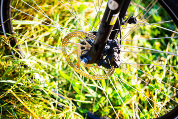 Vorderrad von einem Fahrrad im Feld