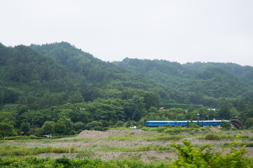 東北の山中を走る電車
