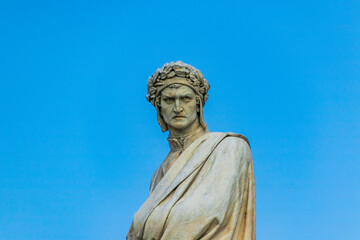 Fototapeta premium A statue of Dante in Italy