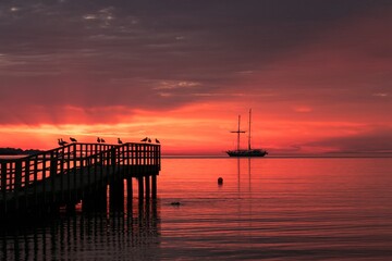 Seebrücke mit Segelschiff bei Sonnenaufgang, Eckernförde, Ostsee