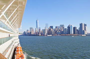 Kreuzfahrtschiff im Hafen von New York mit Skyline von Manhattan - Cruiseship or cruise ship liner...