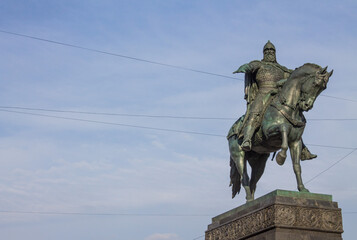 Obraz premium monument to Yuri Dolgoruky against the blue sky and space for copying moscow russia