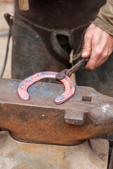 Hufschmied bei der Arbeit