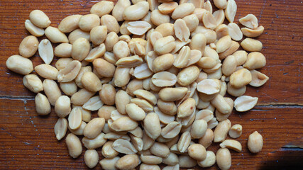 Roasted kernels white peanuts with salt. Source of vegan protein.