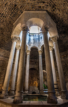 Spain, Catalonia, Girona, Arab baths (12th century), apodyterium and its octagonal pool