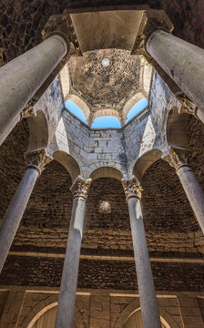 Spain, Catalonia, Girona, Arab baths (12th century), apodyterium and its octagonal pool