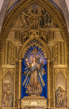 Spain, Catalonia, Pyrenees, Garrotxa Volcanic Zone Natural Park, Santa-Pau, golden altarpiece with the staute of Mary in the Santa Maria church (16th 