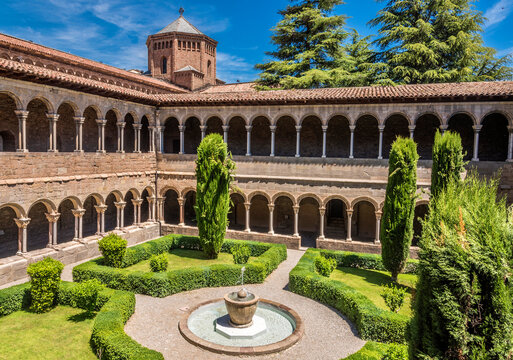 Spain, Catalonia, province of Girona, Ripoll, old Benedictine monastery of Santa-Maria cloister (12th-16th centuries)