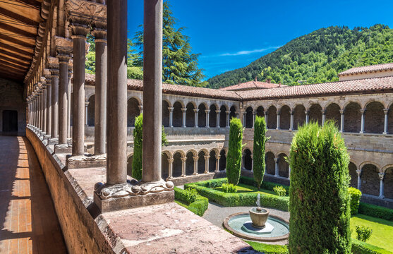 Spain, Catalonia, province of Girona, Ripoll, old Benedictine monastery of Santa-Maria cloister (11th-13th centuries)