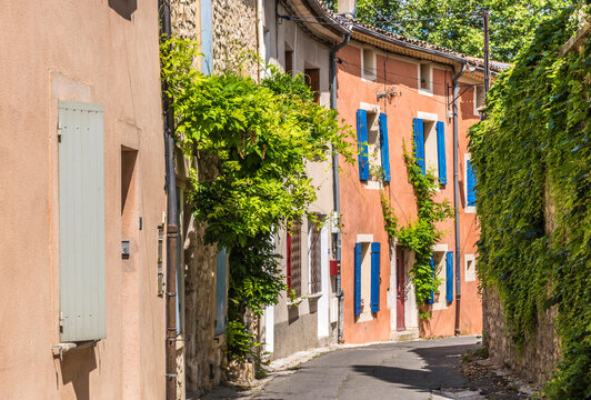 France, Provence-Alpes-Cote d'Azur, Vaucluse, Pernes-les-Fontaines, row of traditional houses