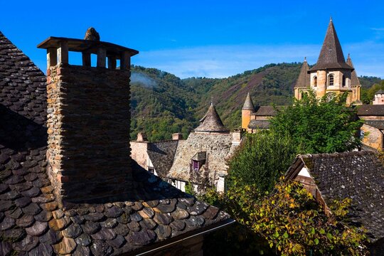 Europe,France,Midi-Pyrenees,Aveyron,Conques,Sainte-Foy, Saint James way, view of the church and the roofs of the village