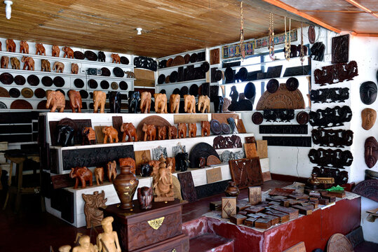 Sri Lanka, exhibition of artisanal sculpture.