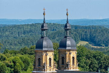 Fototapeta na wymiar Der Zwillingsturm der Wallfahrtsbasilika Gößweinstein
