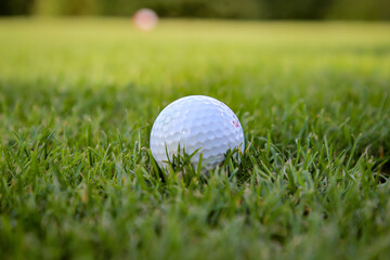 Szenen aus dem Sport Golf. Golfplatz Impressionen bei schönem Wetter.
