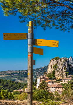 France, Provence, Vaucluse, Dentelles de Montmirail, signs of the hiking trail at Roque Alric