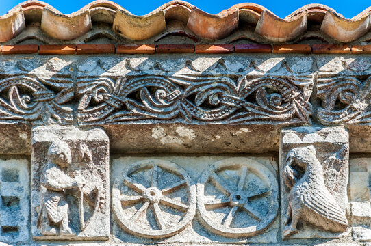 France, Charente Maritime, church of Notre Dame d'Echillais (12th century) sculpted corbels on the facade