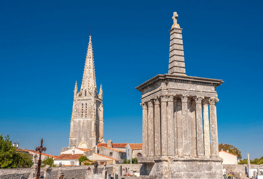 France, Charente Maritime, Mo�ze, bell tower of the Saint Peter's church (flamboyant gothic) and calvary cross (16th century) wtih corinthians columns