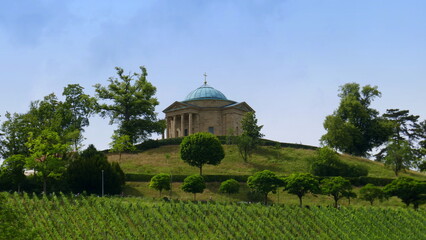 Blick zur Grabkapelle auf dem Württemberg mit einem Rebhang im Vordergrund, Stuttgart