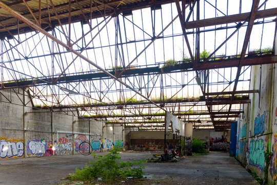 Europe, France, Bretagne, Morbihan, Lorient, abandoned warehouse in the portzone