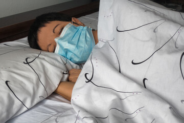 Sleeping with an anti covid-19 mask