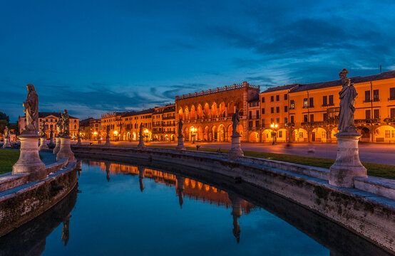 Italy, Veneto, Padua, Prato Della Valle (18th century), Loggia Amulea (17th century) and statues of famous men from Padua along the canal