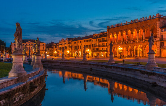 Italy, Veneto, Padua, Prato Della Valle (18th century), Loggia Amulea (17th century) and statues of famous men from Padua along the canal