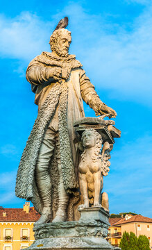 Italy, Veneto, Padua, Prato Della Valle (18th century), statue of an illustrious man from Padua by the canal