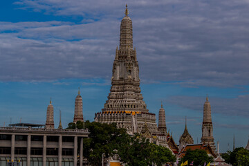 Fototapeta premium Wat Arun Ratchawararam Ratchawaramahawihan The Chao Phraya River, symbolizing the beauty of the world is one of the important landmarks. Beautifully decorated with art and architecture