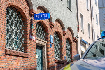 Polizei: Schild einer Polizeidienststelle in der Münchner Innenstadt