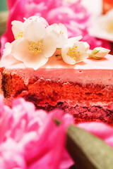 Obraz na płótnie Canvas Macro pink slice of cake with beautiful flowers